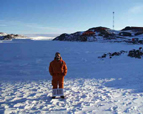 Polarfoscher Alain Pierre mit Strichcode 